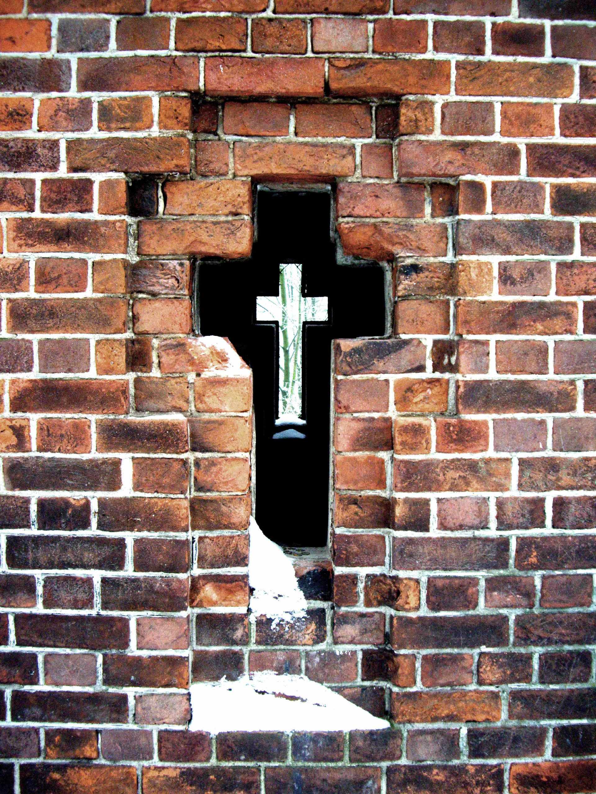 Экспонат #7. «Крест в стене». 2006 год